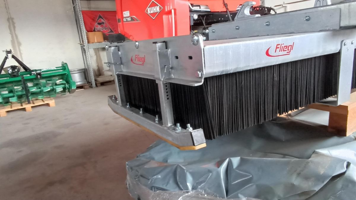 Frontladerzubehör of the type Fliegl Kehrbesen LÖWE 2500, Neumaschine in Grünbach (Picture 7)