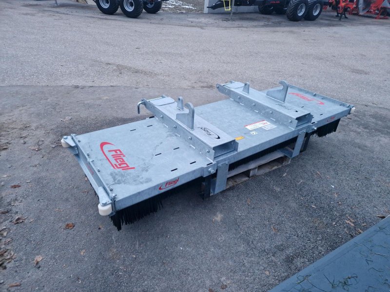 Frontladerzubehör del tipo Fliegl Kehrbesen LÖWE 2500, Neumaschine In Grünbach (Immagine 1)
