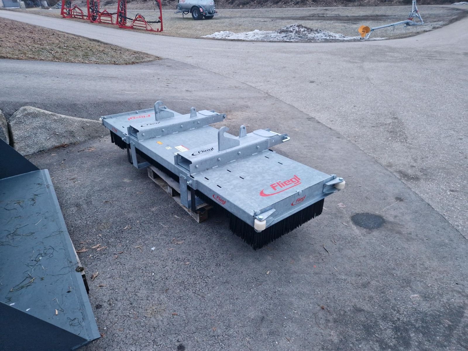 Frontladerzubehör от тип Fliegl Kehrbesen LÖWE 2500, Neumaschine в Grünbach (Снимка 2)