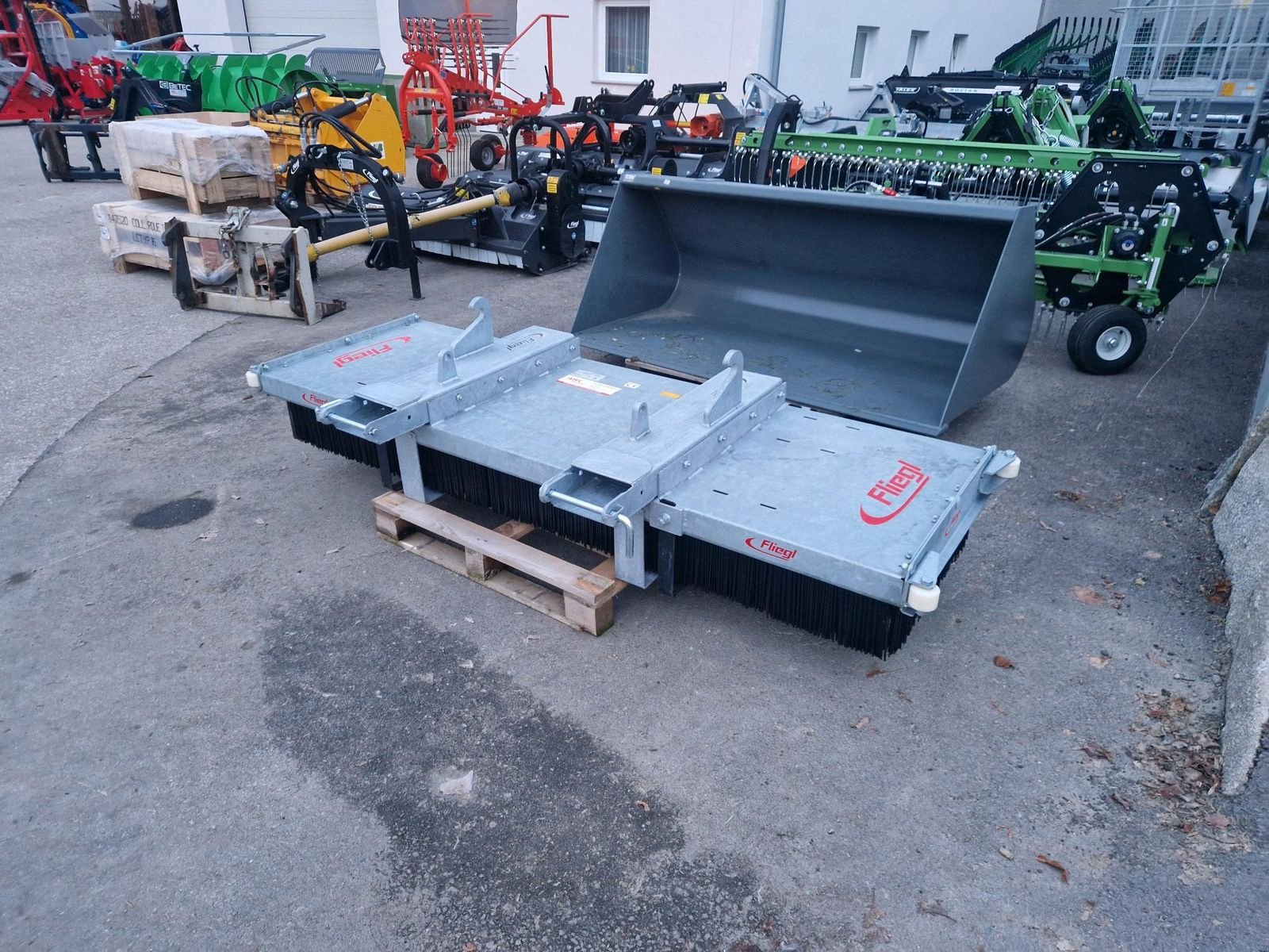 Frontladerzubehör от тип Fliegl Kehrbesen LÖWE 2500, Neumaschine в Grünbach (Снимка 4)