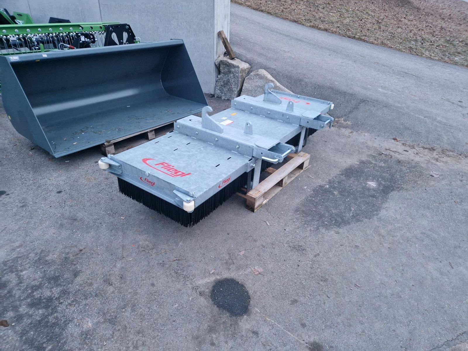 Frontladerzubehör от тип Fliegl Kehrbesen LÖWE 2500, Neumaschine в Grünbach (Снимка 3)