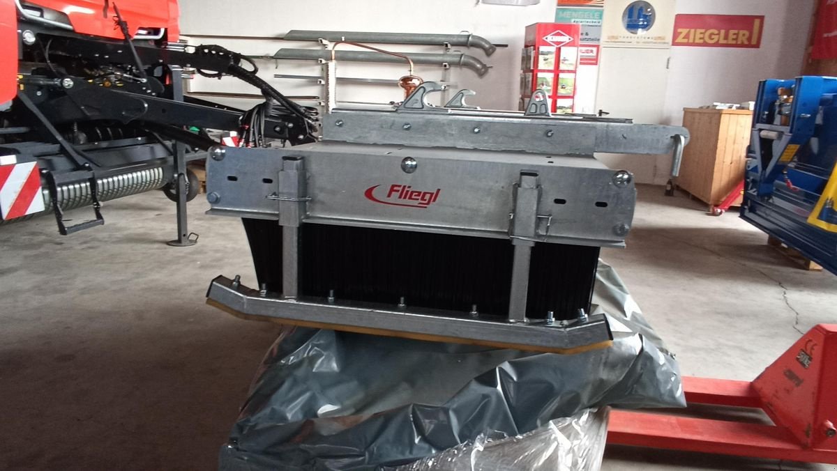 Frontladerzubehör of the type Fliegl Kehrbesen LÖWE 2500, Neumaschine in Grünbach (Picture 6)