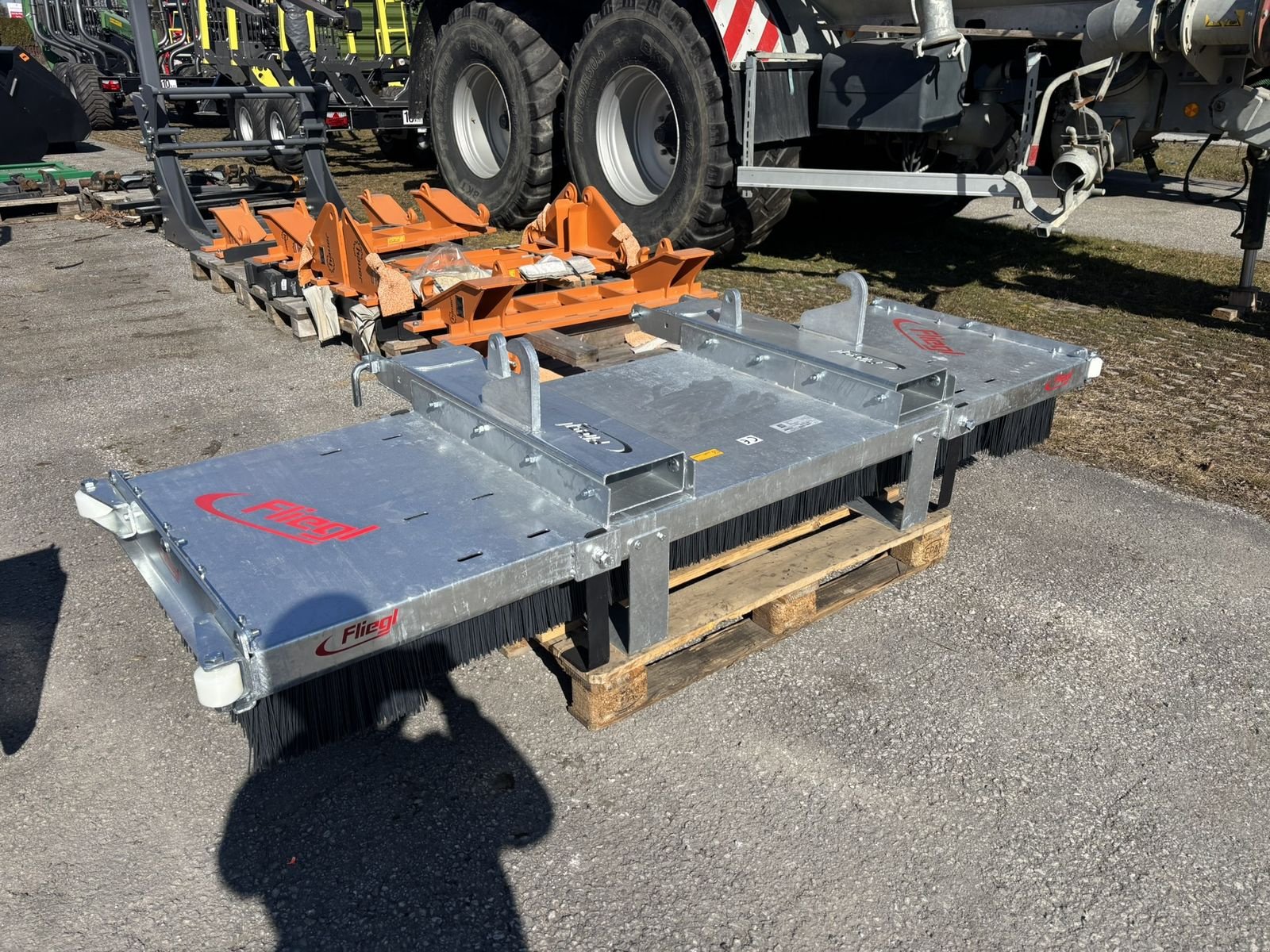 Frontladerzubehör des Typs Fliegl Kehrbesen Löwe 2500mm, Neumaschine in Göpfritz (Bild 1)