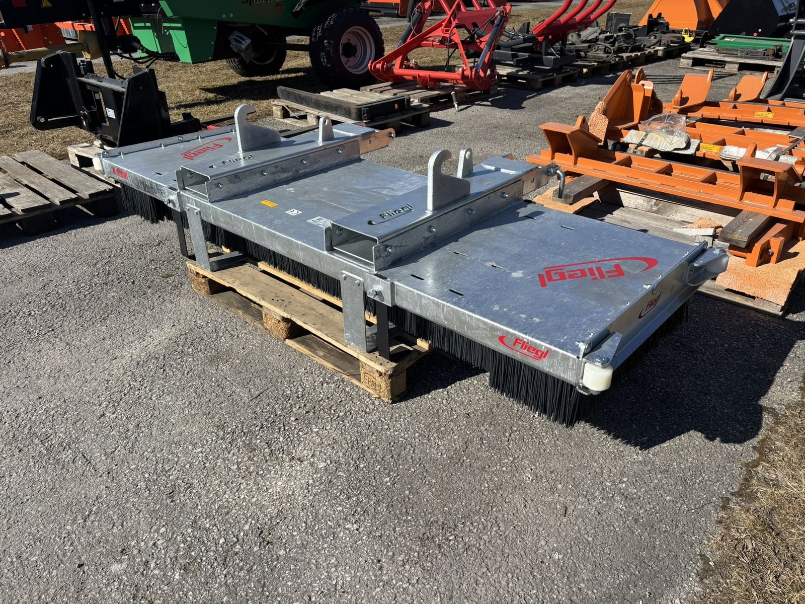 Frontladerzubehör des Typs Fliegl Kehrbesen Löwe 2500mm, Neumaschine in Göpfritz (Bild 2)