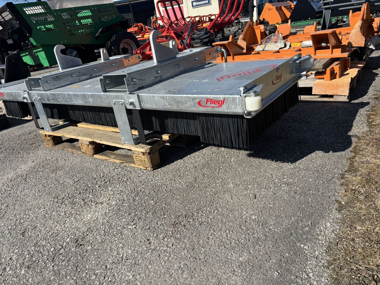 Frontladerzubehör des Typs Fliegl Kehrbesen Löwe 2500mm, Neumaschine in Göpfritz (Bild 5)