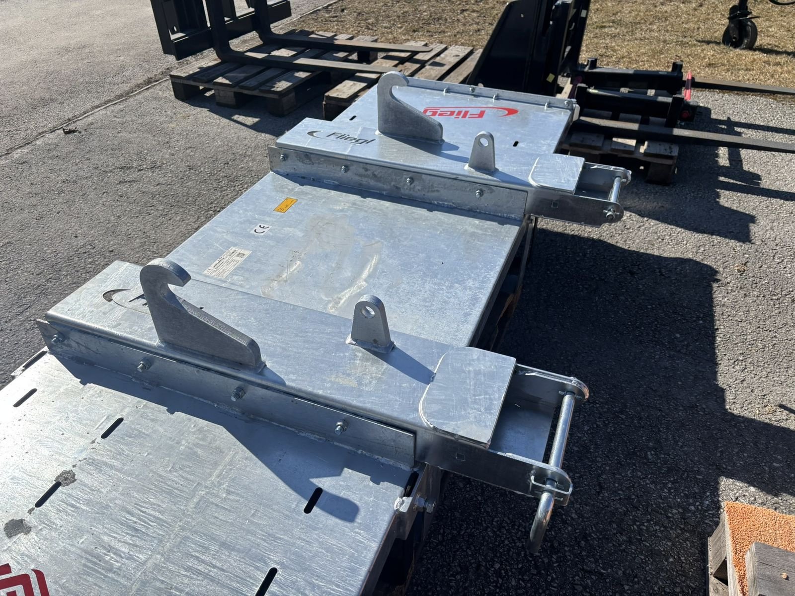 Frontladerzubehör des Typs Fliegl Kehrbesen Löwe 2500mm, Neumaschine in Göpfritz (Bild 4)