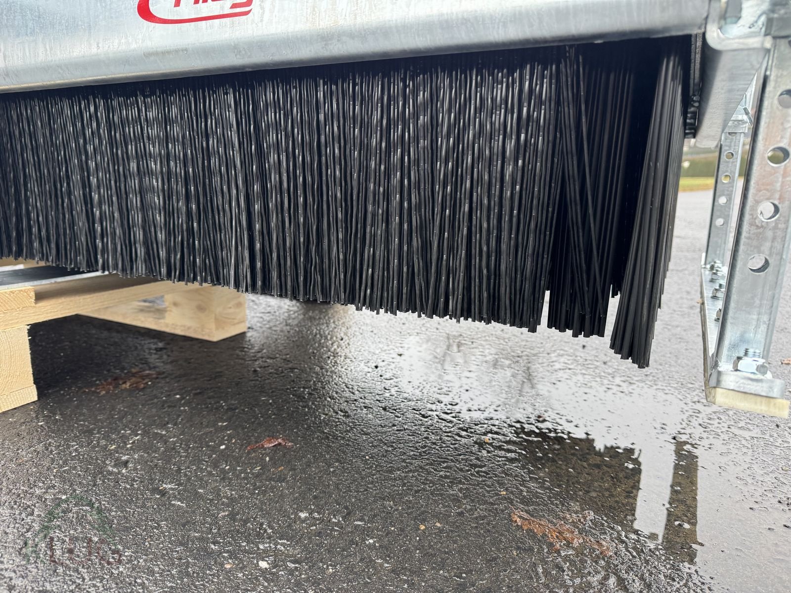 Frontladerzubehör of the type Fliegl Kehrbesen Löwe, Neumaschine in Pirching am Traubenberg (Picture 22)