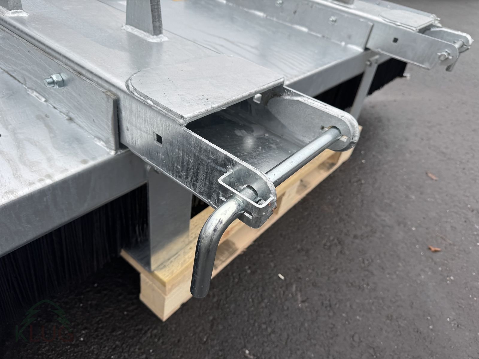 Frontladerzubehör of the type Fliegl Kehrbesen Löwe, Neumaschine in Pirching am Traubenberg (Picture 23)