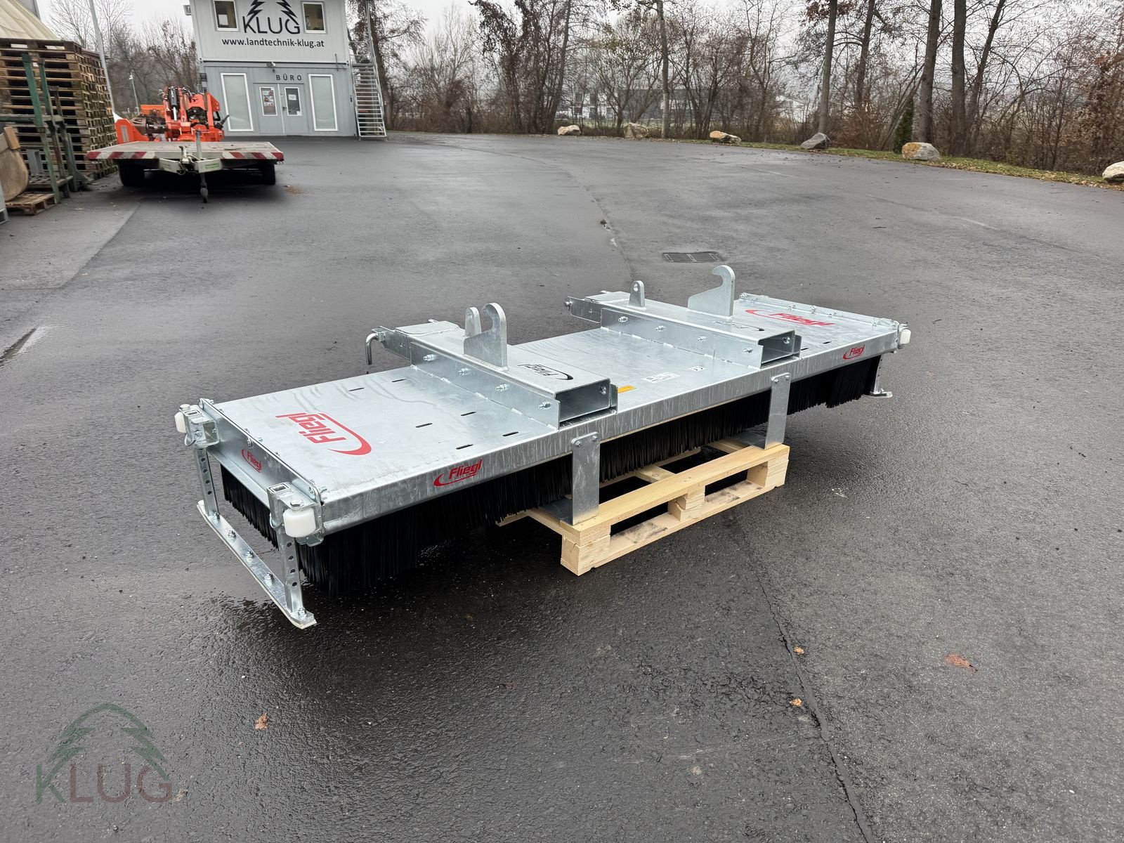Frontladerzubehör of the type Fliegl Kehrbesen Löwe, Neumaschine in Pirching am Traubenberg (Picture 5)