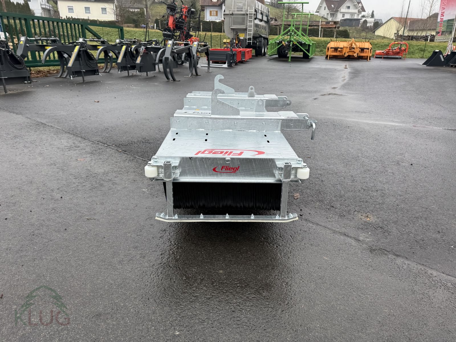 Frontladerzubehör of the type Fliegl Kehrbesen Löwe, Neumaschine in Pirching am Traubenberg (Picture 17)