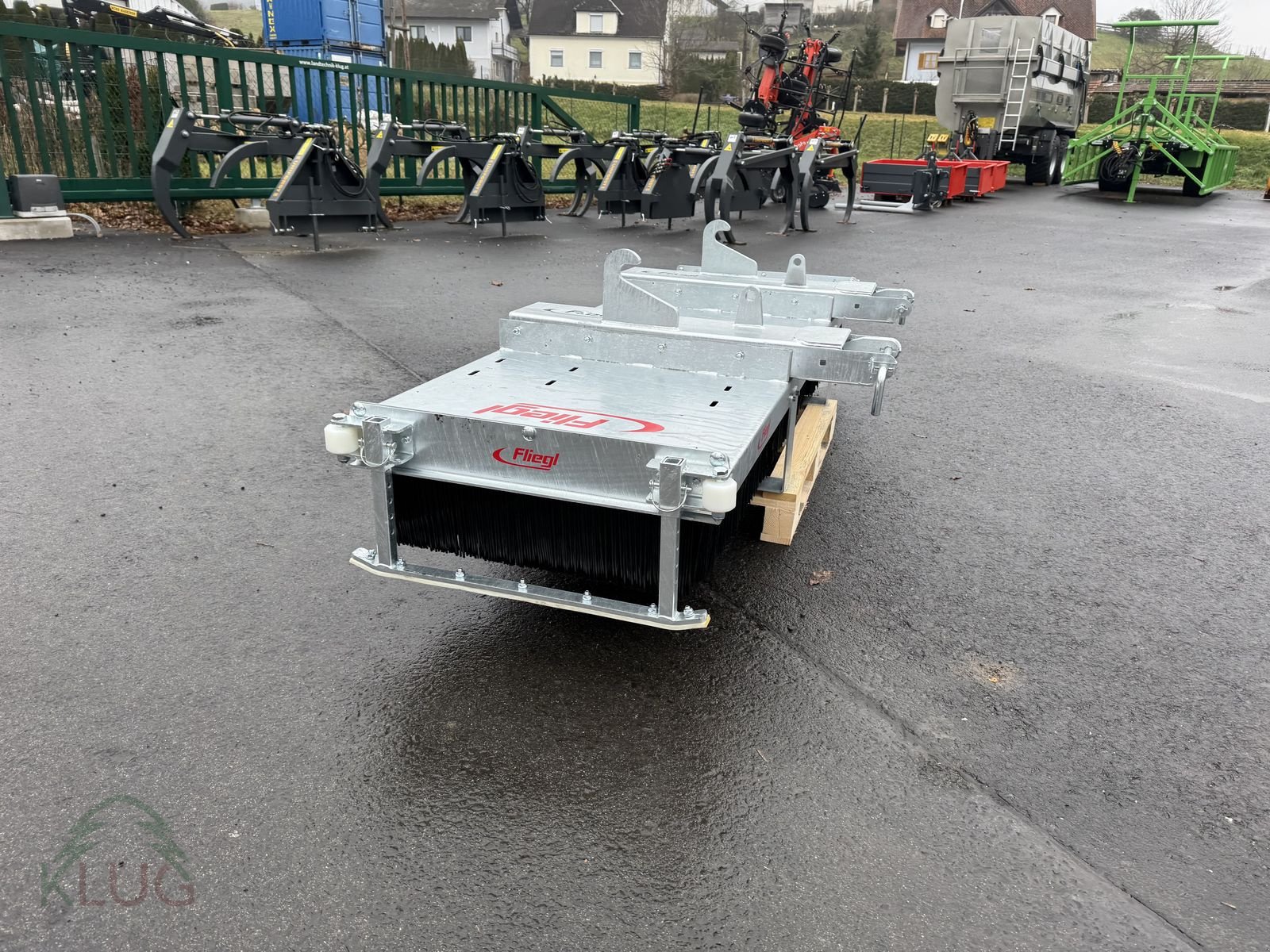 Frontladerzubehör of the type Fliegl Kehrbesen Löwe, Neumaschine in Pirching am Traubenberg (Picture 18)