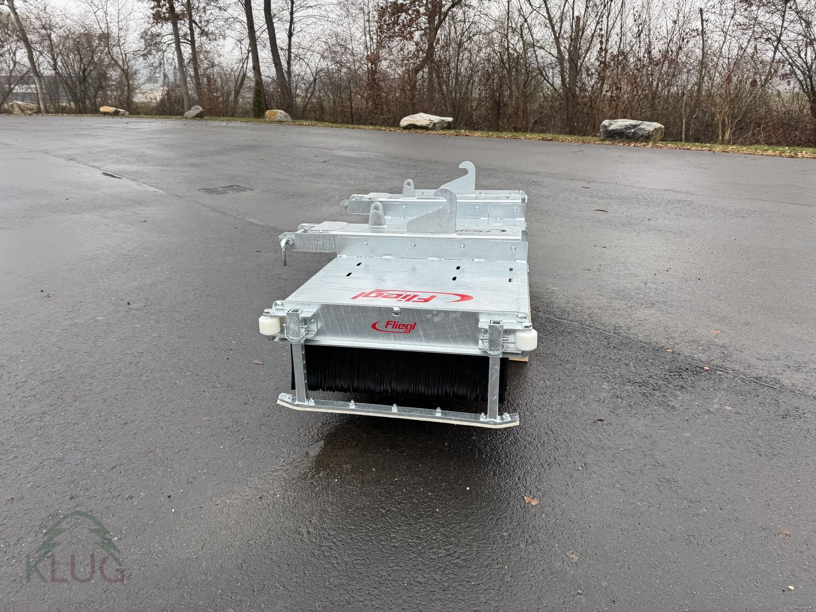 Frontladerzubehör of the type Fliegl Kehrbesen Löwe, Neumaschine in Pirching am Traubenberg (Picture 8)
