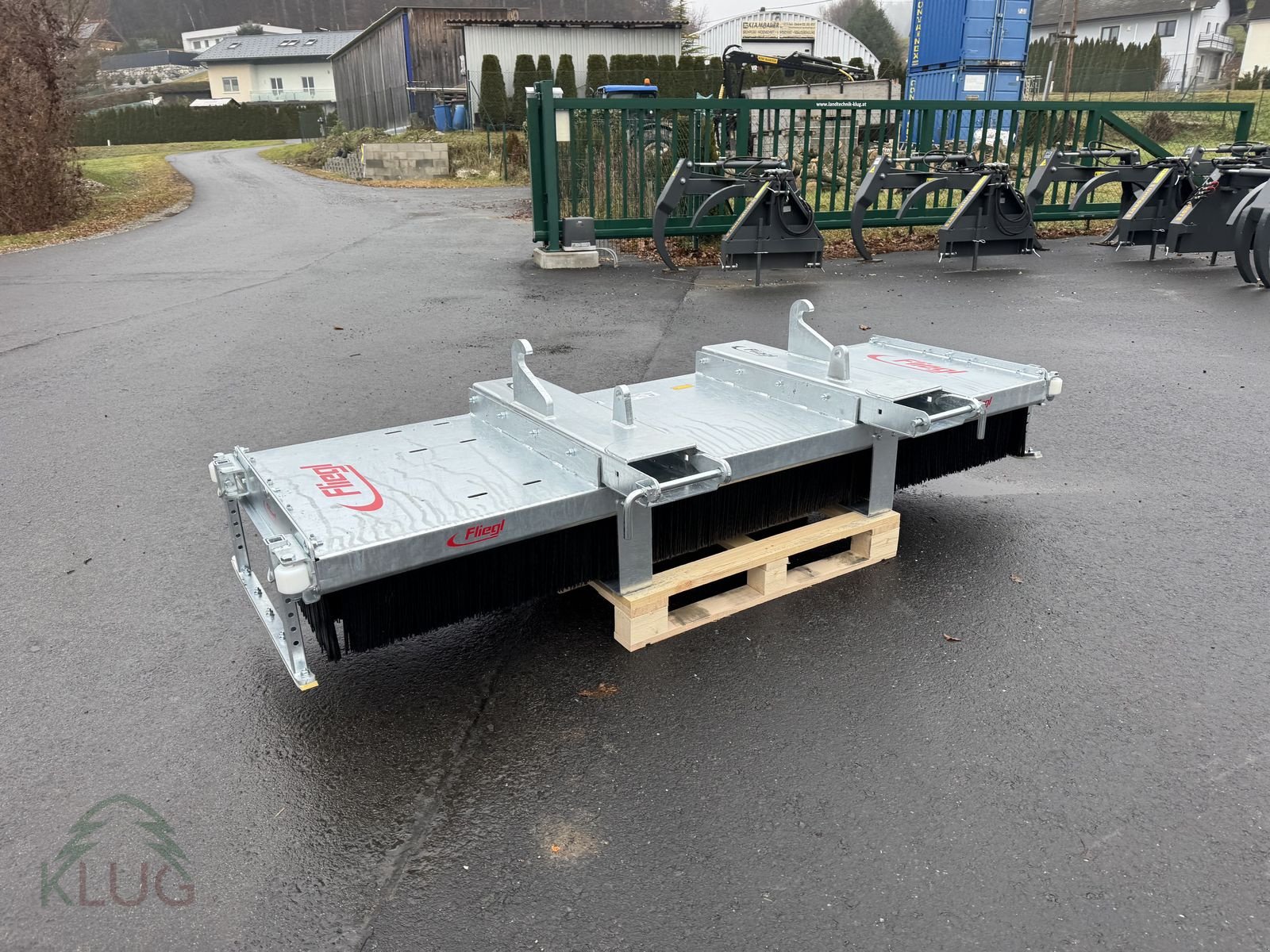 Frontladerzubehör of the type Fliegl Kehrbesen Löwe, Neumaschine in Pirching am Traubenberg (Picture 14)