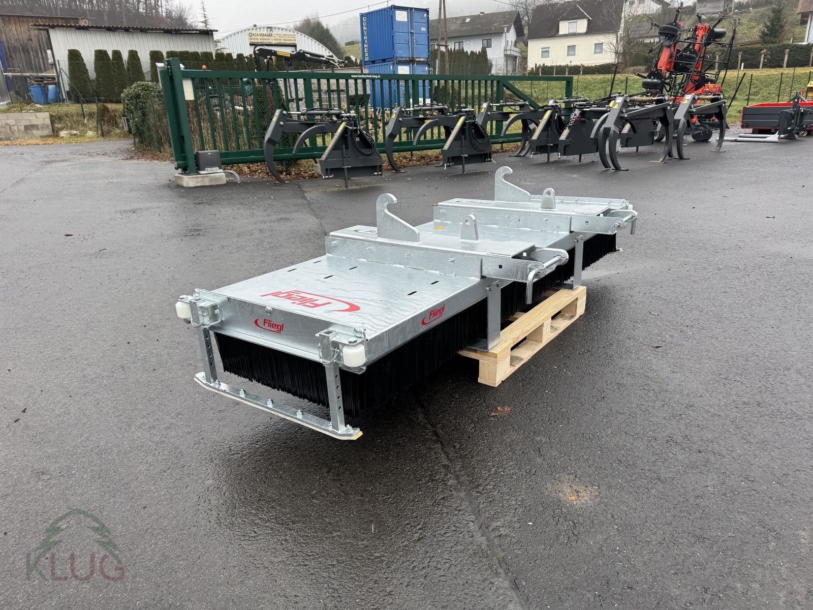 Frontladerzubehör of the type Fliegl Kehrbesen Löwe, Neumaschine in Pirching am Traubenberg (Picture 13)
