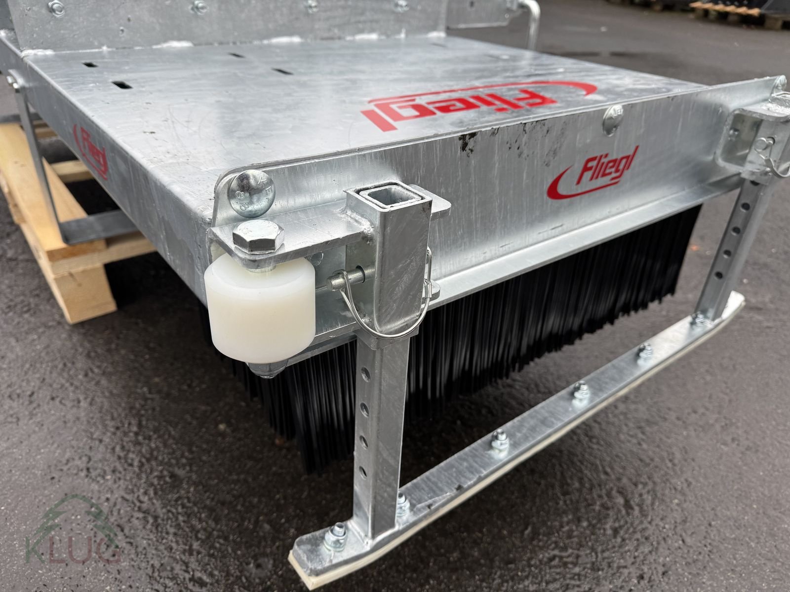 Frontladerzubehör of the type Fliegl Kehrbesen Löwe, Neumaschine in Pirching am Traubenberg (Picture 20)
