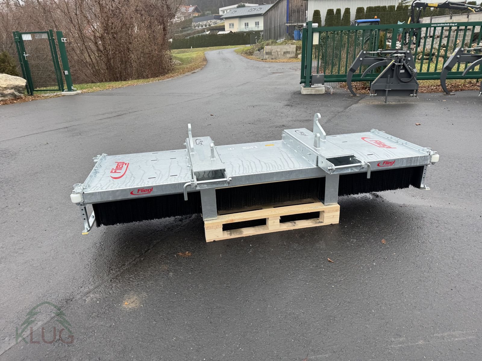 Frontladerzubehör of the type Fliegl Kehrbesen Löwe, Neumaschine in Pirching am Traubenberg (Picture 15)