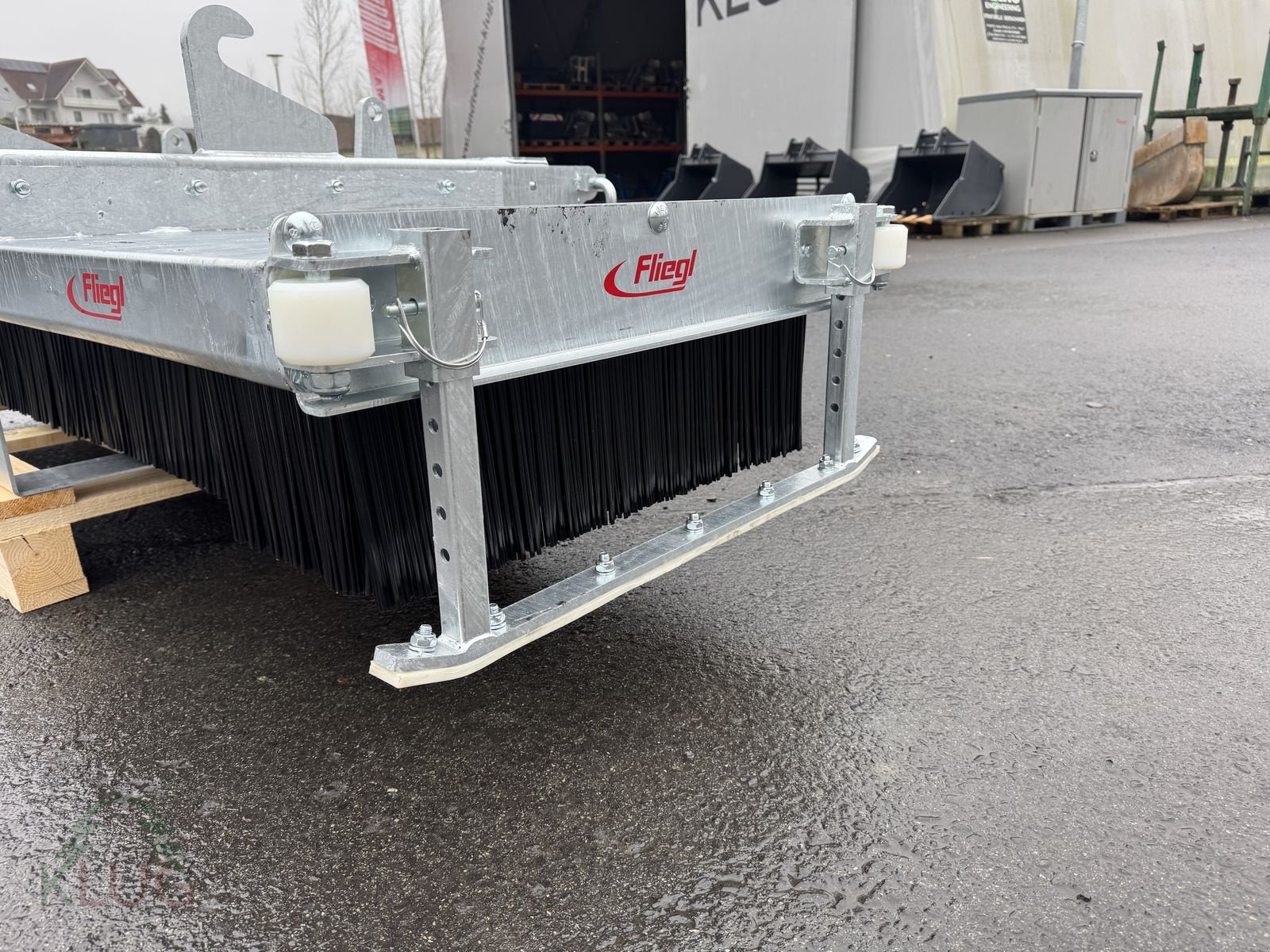 Frontladerzubehör of the type Fliegl Kehrbesen Löwe, Neumaschine in Pirching am Traubenberg (Picture 21)