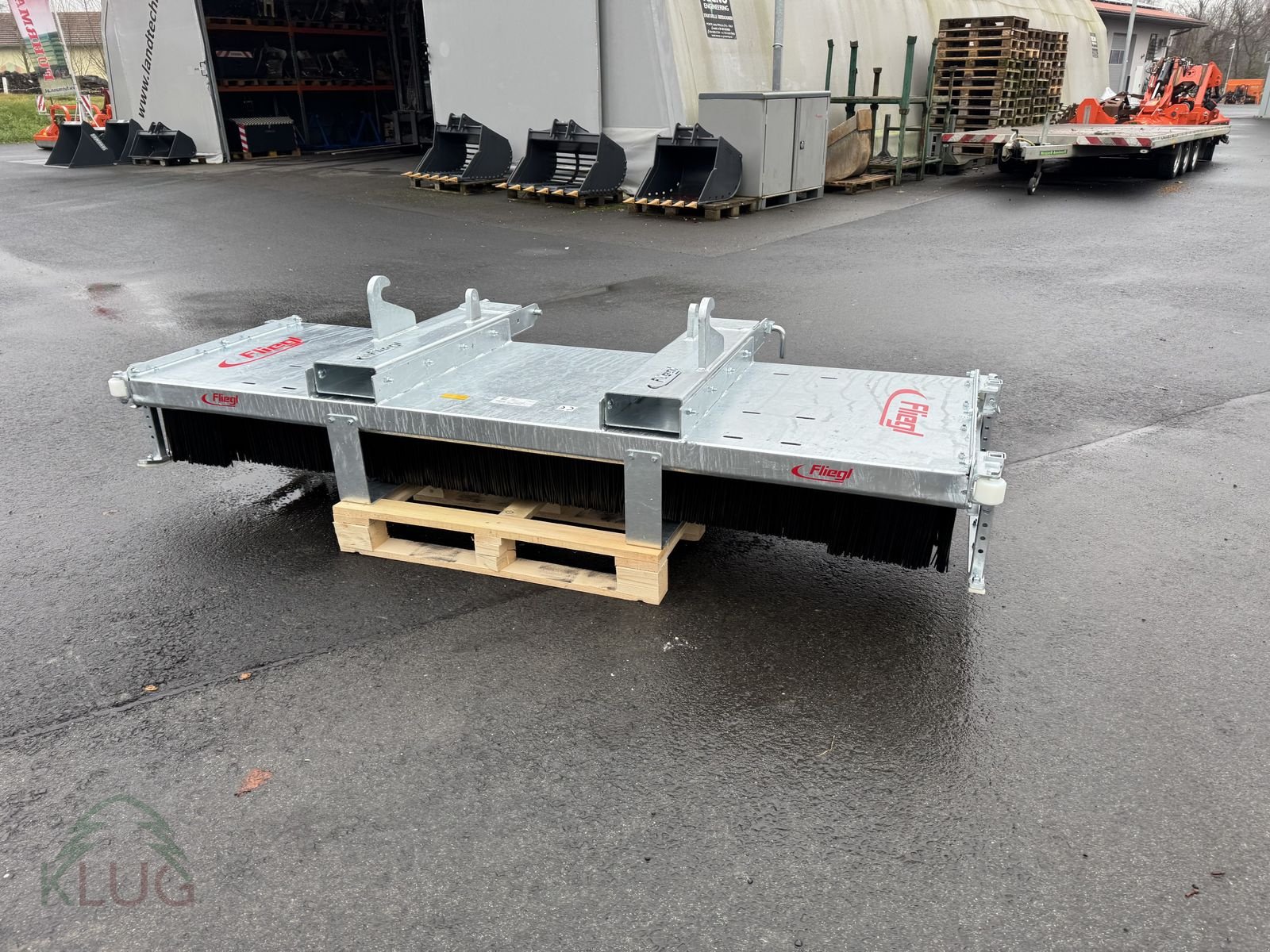 Frontladerzubehör of the type Fliegl Kehrbesen Löwe, Neumaschine in Pirching am Traubenberg (Picture 2)