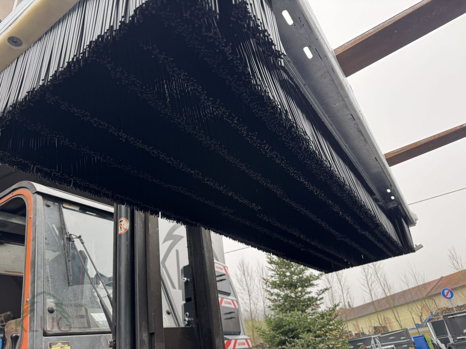 Frontladerzubehör of the type Fliegl Kehrbesen Löwe, Neumaschine in Pirching am Traubenberg (Picture 27)