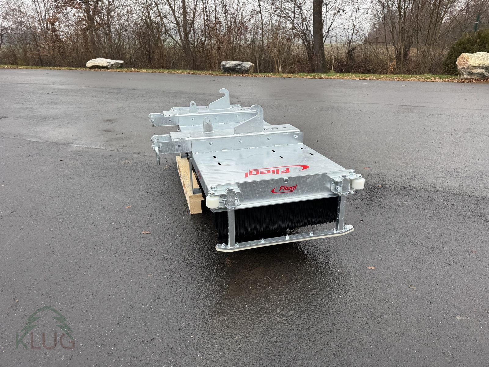 Frontladerzubehör of the type Fliegl Kehrbesen Löwe, Neumaschine in Pirching am Traubenberg (Picture 7)