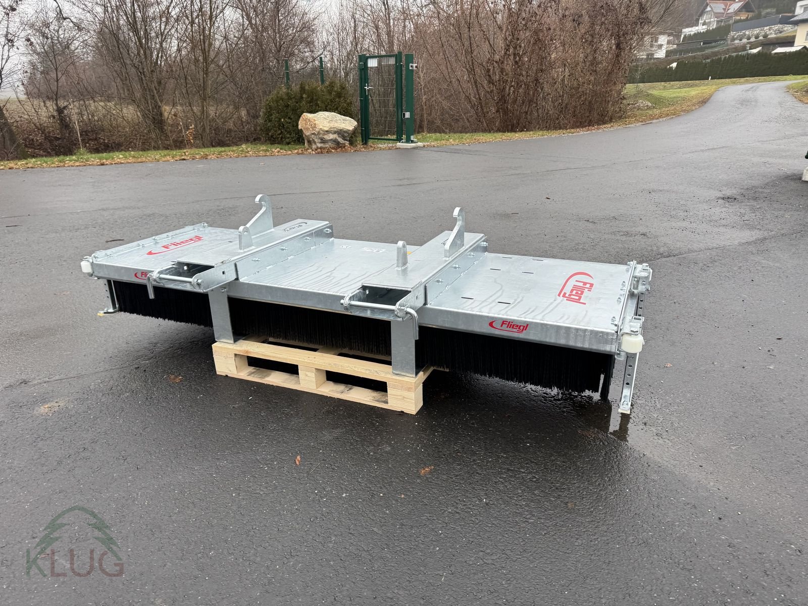 Frontladerzubehör of the type Fliegl Kehrbesen Löwe, Neumaschine in Pirching am Traubenberg (Picture 11)