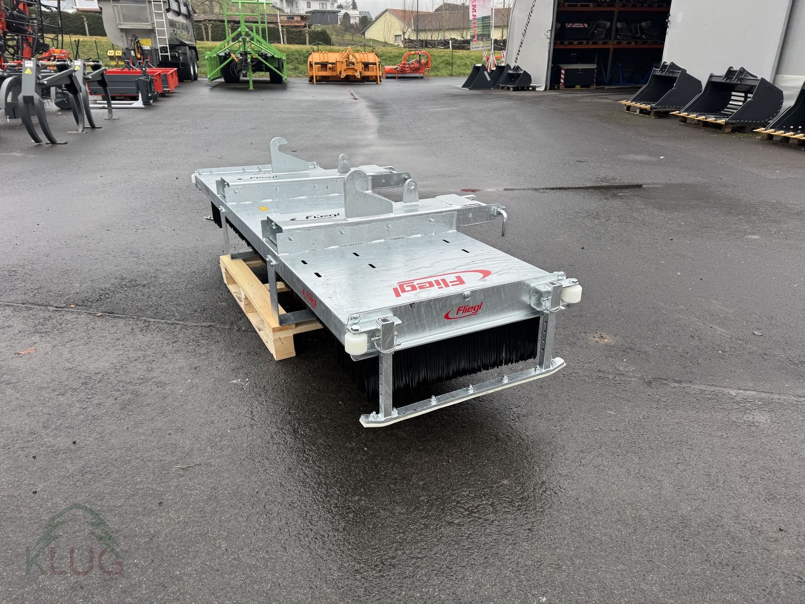Frontladerzubehör of the type Fliegl Kehrbesen Löwe, Neumaschine in Pirching am Traubenberg (Picture 16)