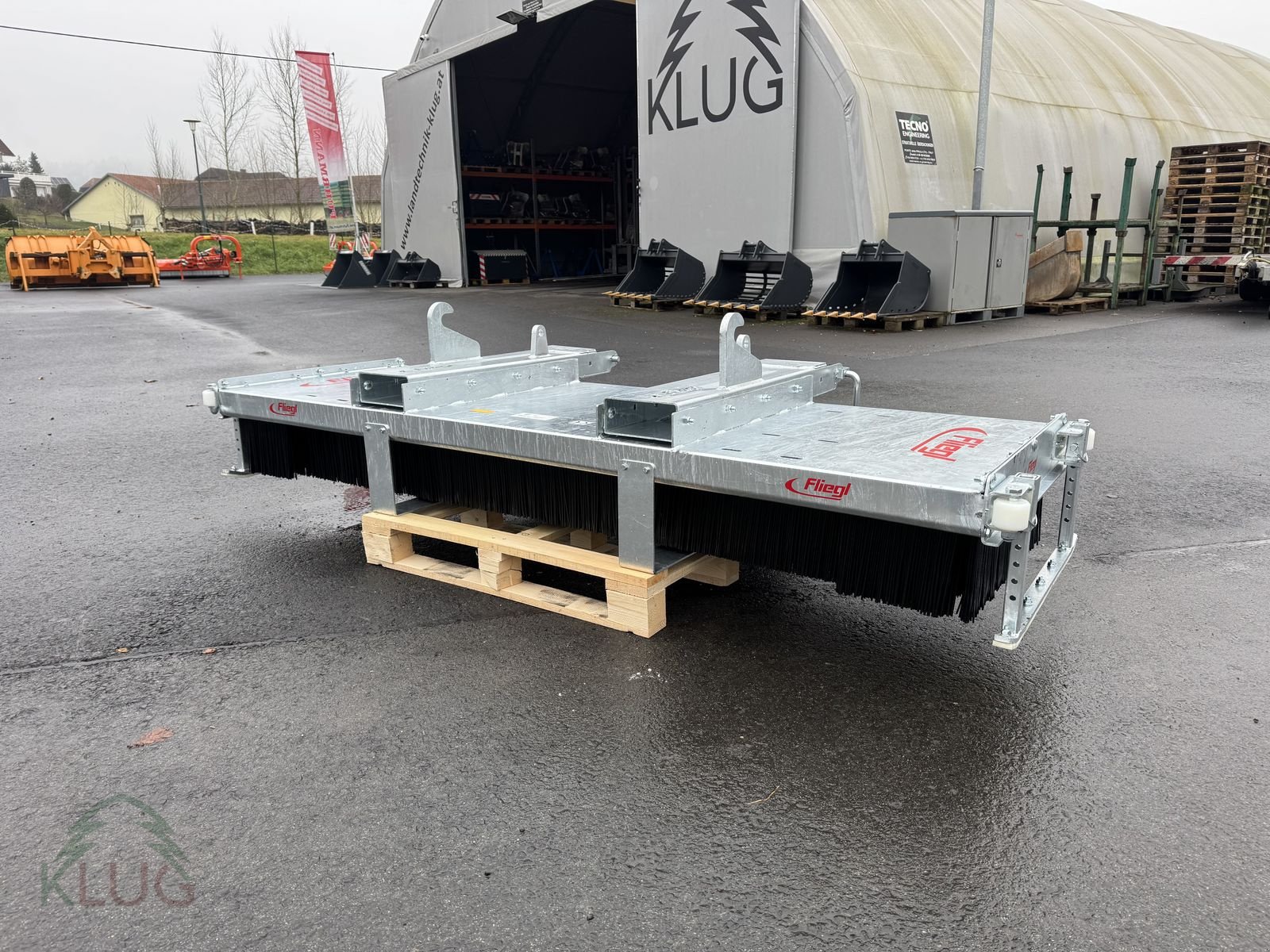 Frontladerzubehör of the type Fliegl Kehrbesen Löwe, Neumaschine in Pirching am Traubenberg (Picture 1)