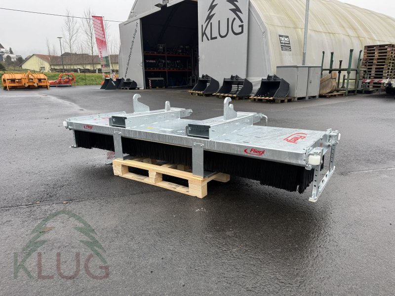 Frontladerzubehör типа Fliegl Kehrbesen Löwe, Neumaschine в Pirching am Traubenberg (Фотография 1)