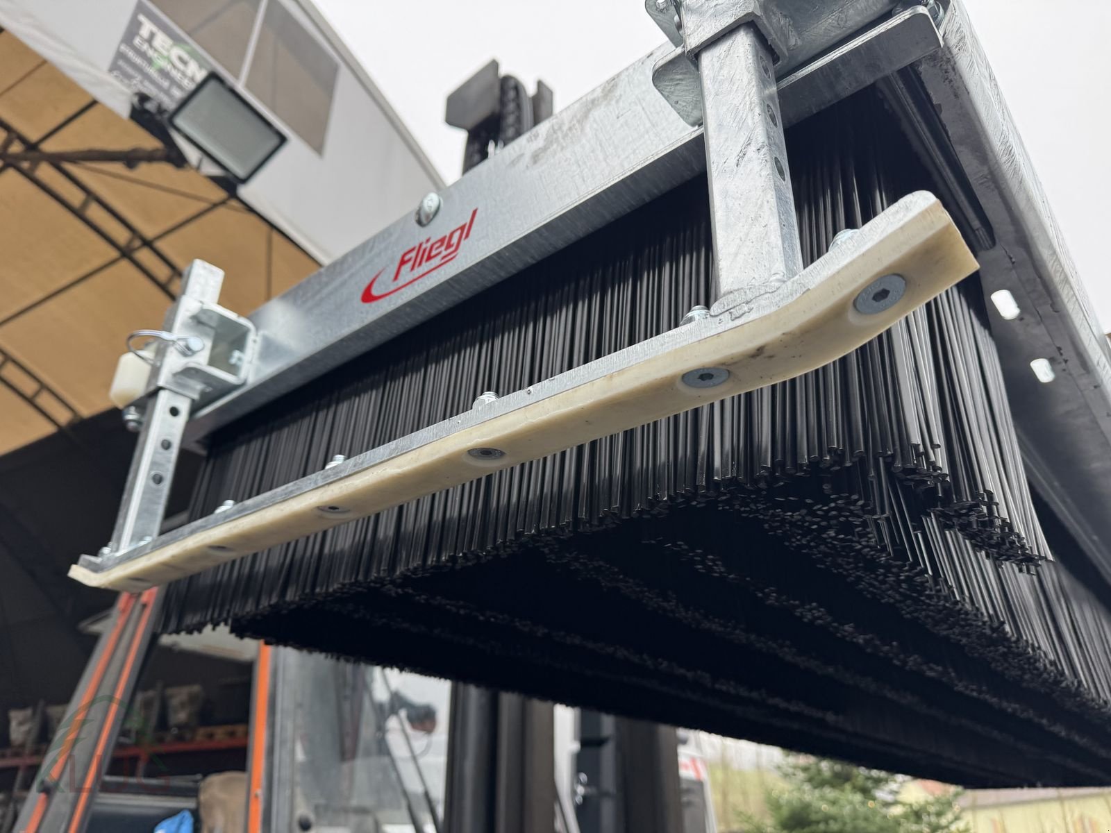 Frontladerzubehör of the type Fliegl Kehrbesen Löwe, Neumaschine in Pirching am Traubenberg (Picture 28)