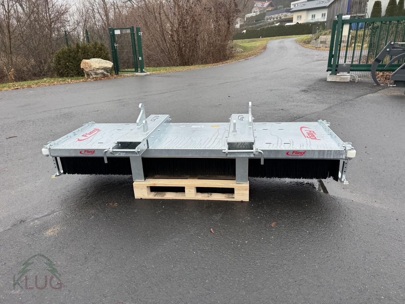 Frontladerzubehör of the type Fliegl Kehrbesen Löwe, Neumaschine in Pirching am Traubenberg (Picture 10)