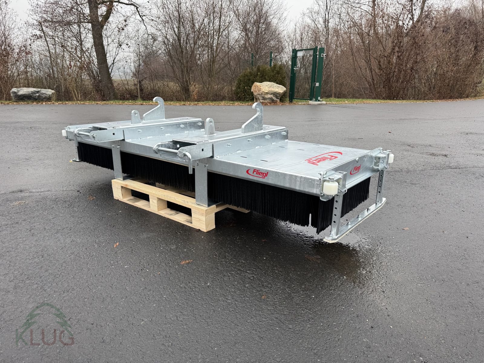 Frontladerzubehör of the type Fliegl Kehrbesen Löwe, Neumaschine in Pirching am Traubenberg (Picture 12)