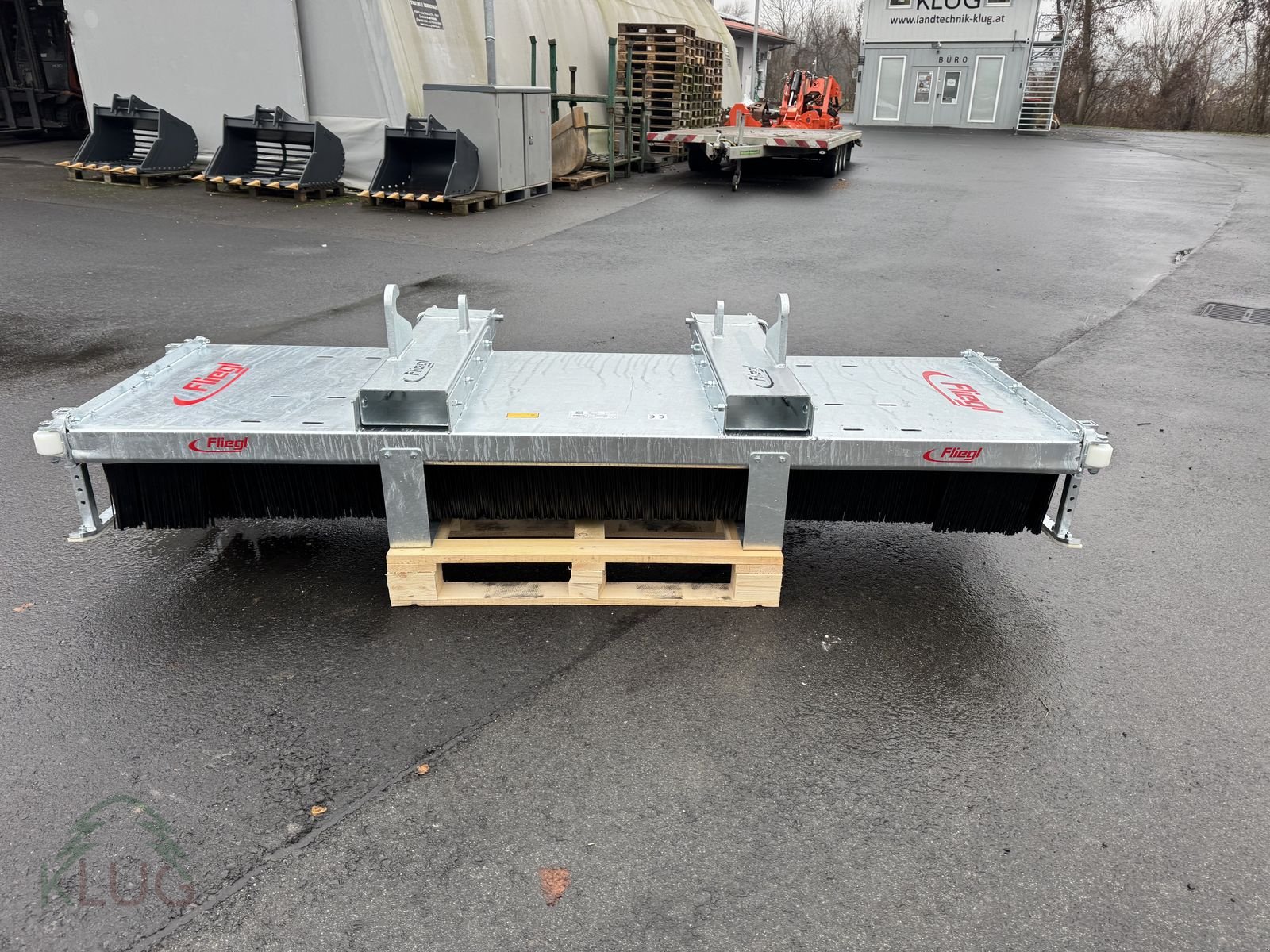 Frontladerzubehör of the type Fliegl Kehrbesen Löwe, Neumaschine in Pirching am Traubenberg (Picture 3)