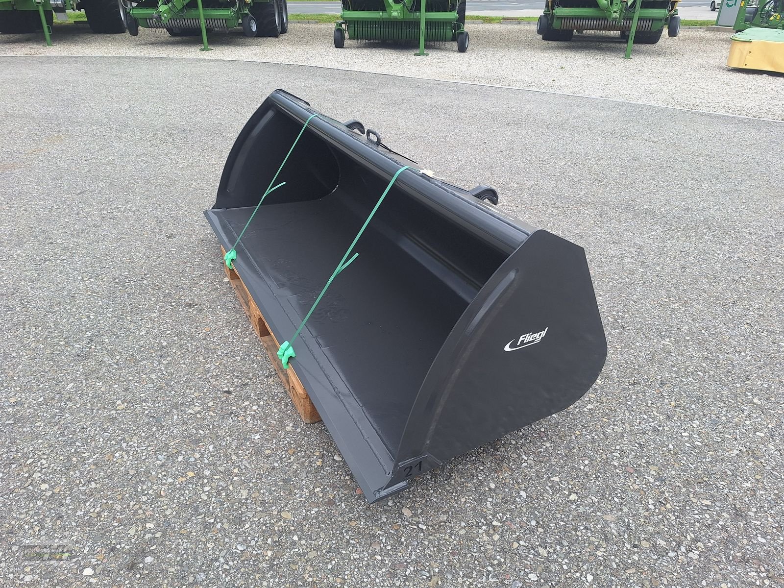 Frontladerzubehör des Typs Fliegl LG-Schaufel 2100mm, Neumaschine in Aurolzmünster (Bild 3)