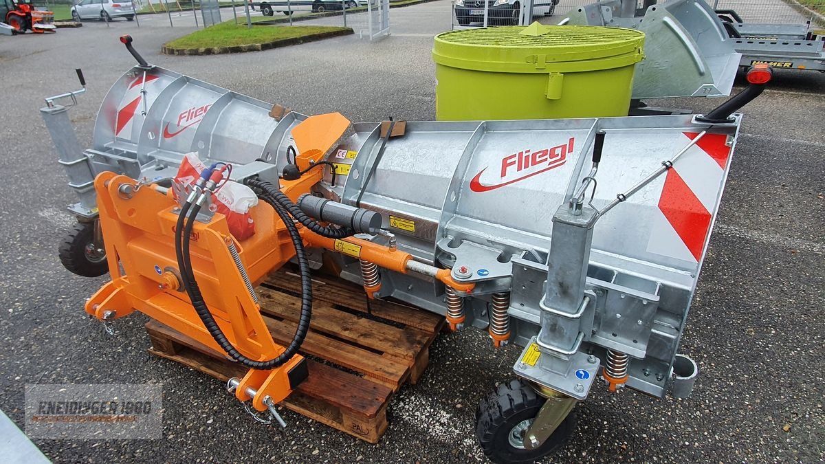 Frontladerzubehör of the type Fliegl Planier u. Schneeräumschild, Neumaschine in Altenfelden (Picture 1)