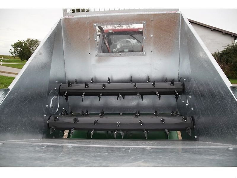 Frontladerzubehör of the type Fliegl Profi Einstreuschaufel 1.850 mm, Neumaschine in St. Marienkirchen (Picture 9)