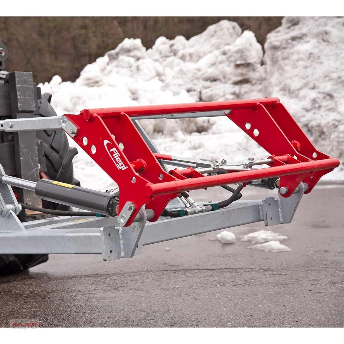 Frontladerzubehör of the type Fliegl Schnellwechseleinrichtung EURO-Aufnahmne, Neumaschine in Dorfen (Picture 1)