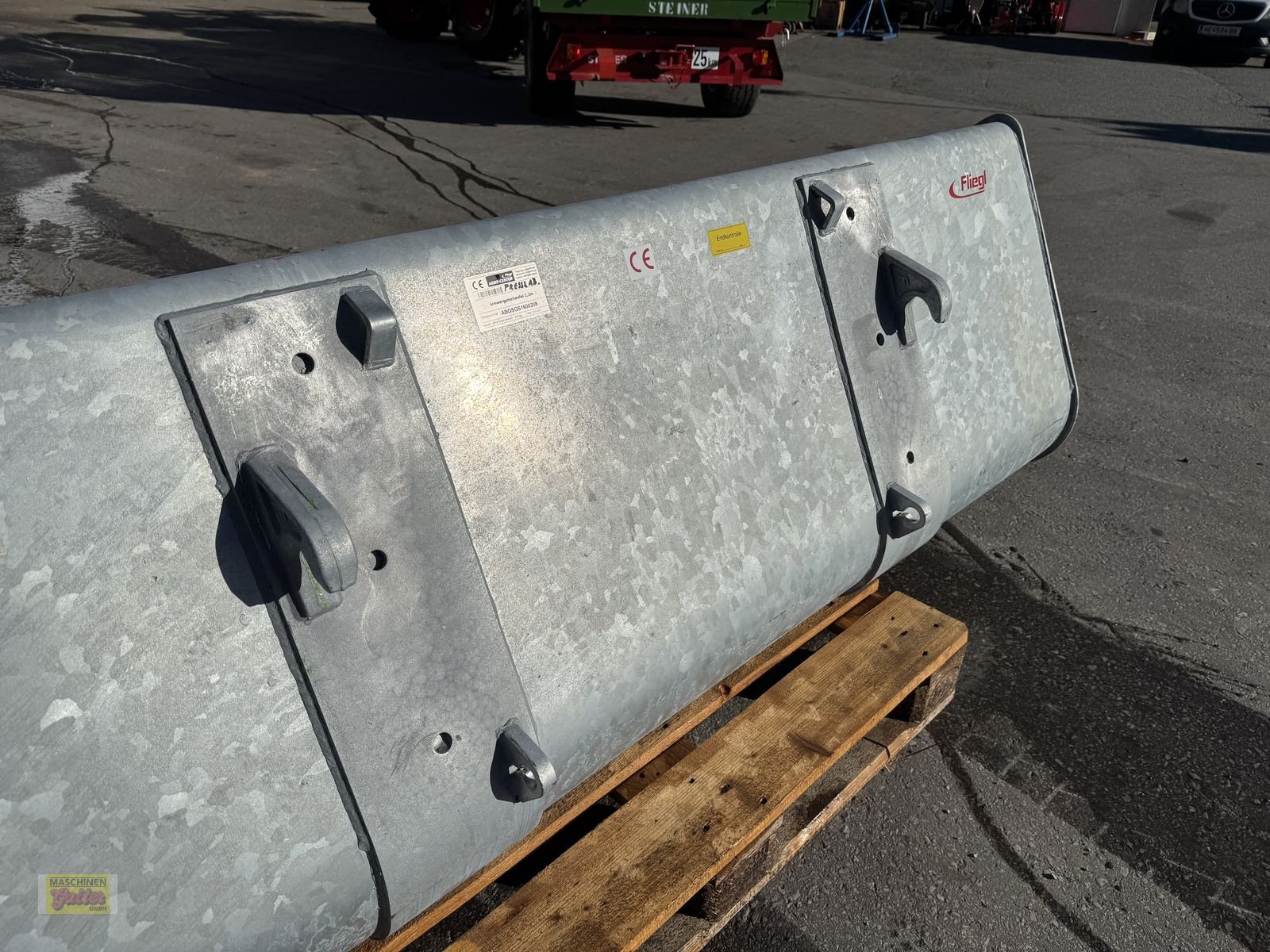 Frontladerzubehör des Typs Fliegl Schwergutschuafel 220 Euro Vollverzinkt, Neumaschine in Kötschach (Bild 14)