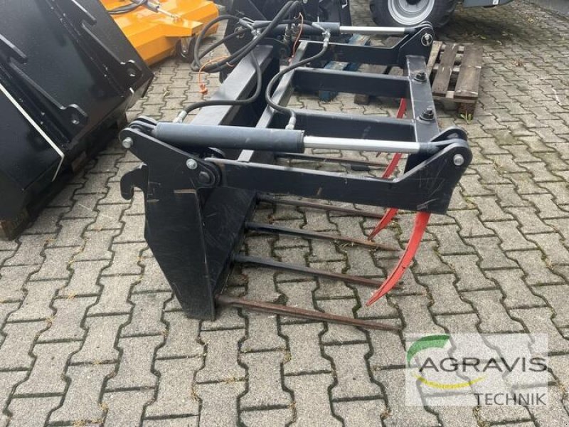 Frontladerzubehör of the type GiANT DUNG- UND SILAGEZANG, Vorführmaschine in Alpen (Picture 1)