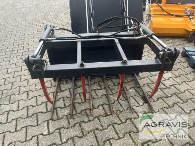 Frontladerzubehör of the type GiANT DUNG- UND SILAGEZANG, Vorführmaschine in Alpen (Picture 3)