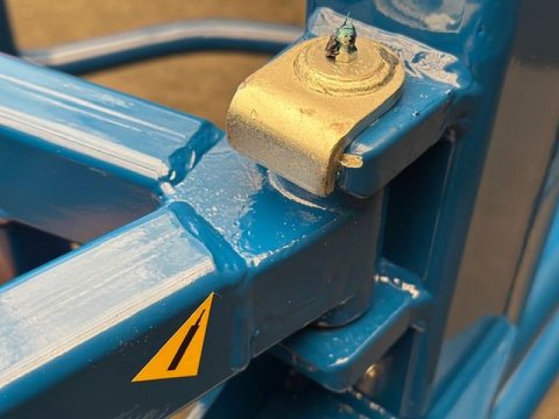 Frontladerzubehör des Typs Göweil Rundballengreifer RBG160 1,10-1,60m Euroaufnahme, Neumaschine in Tamsweg (Bild 12)