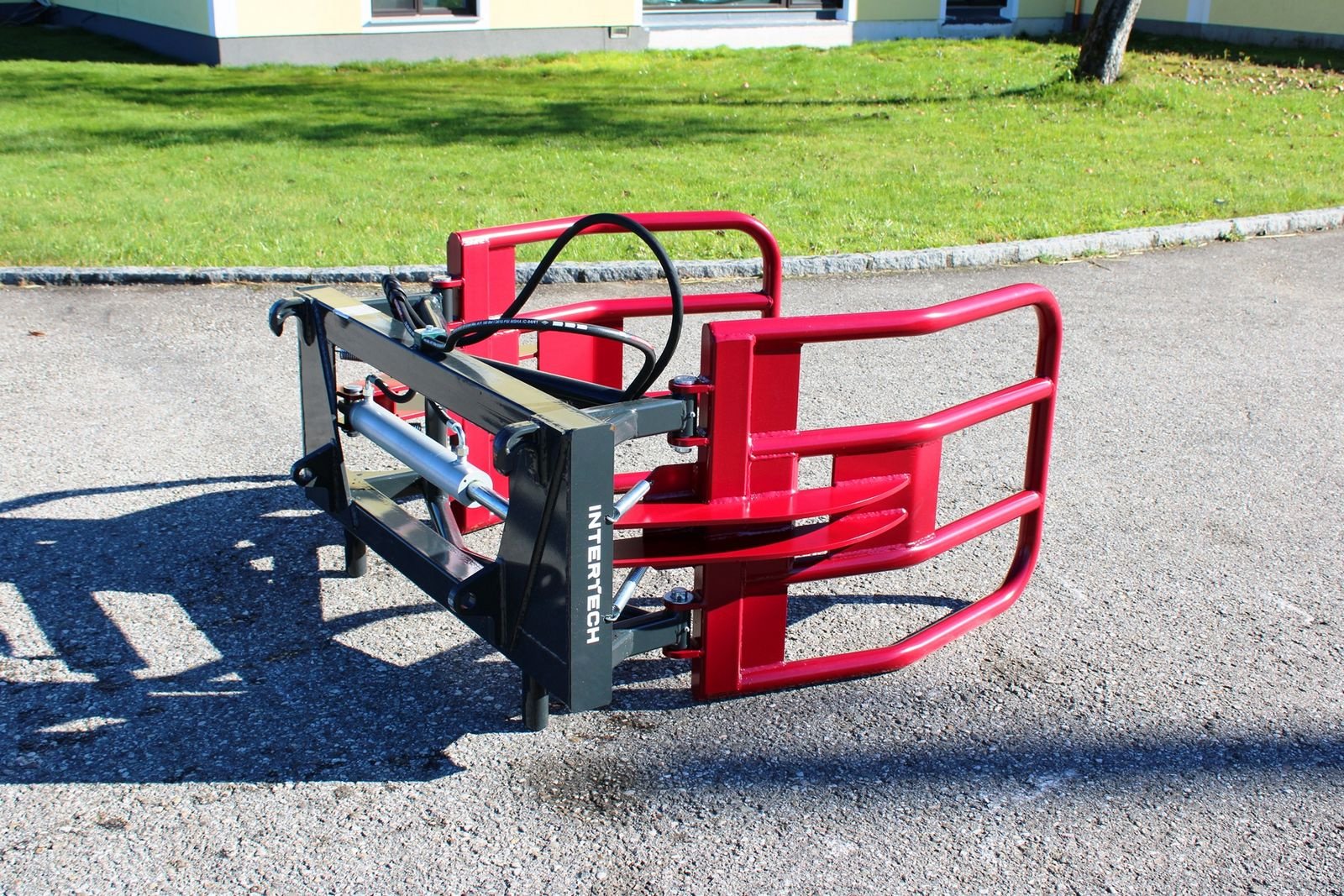 Frontladerzubehör типа InterTech Ballengreifer, Ballenzange LD, Neumaschine в Neukirchen am Walde  (Фотография 3)