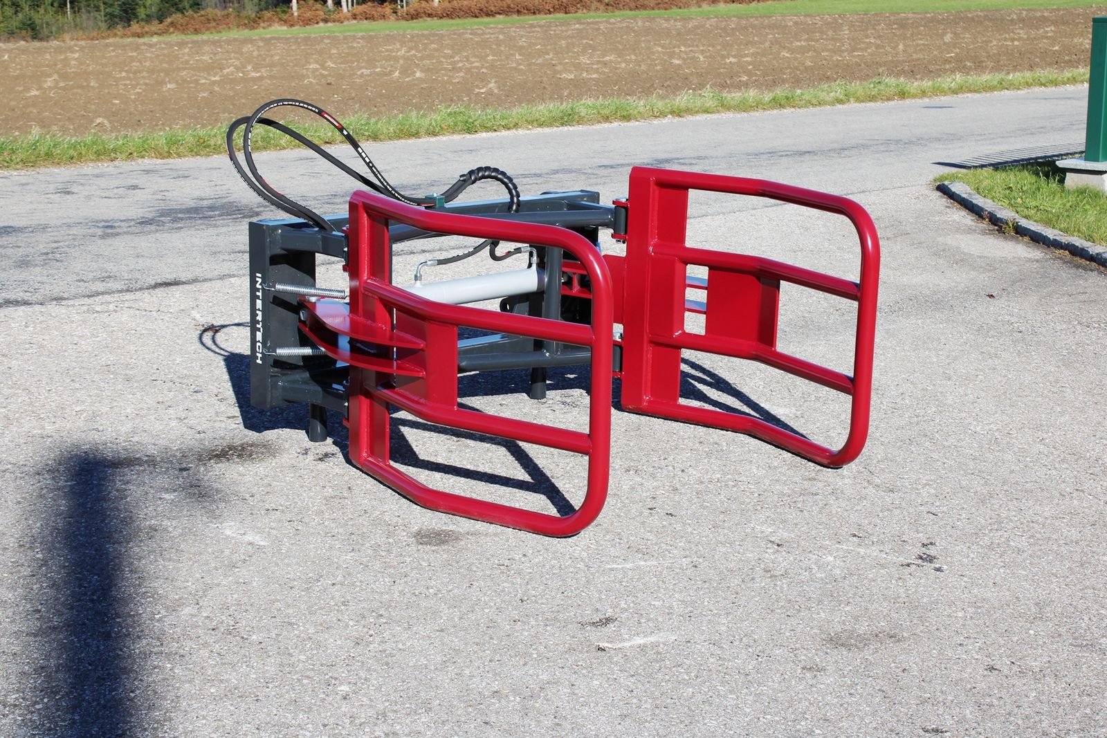 Frontladerzubehör типа InterTech Ballengreifer, Ballenzange LD, Neumaschine в Neukirchen am Walde  (Фотография 1)