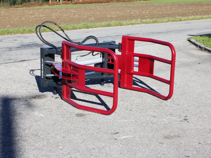 Frontladerzubehör des Typs InterTech Ballengreifer, Ballenzange LD, Neumaschine in Neukirchen am Walde  (Bild 1)