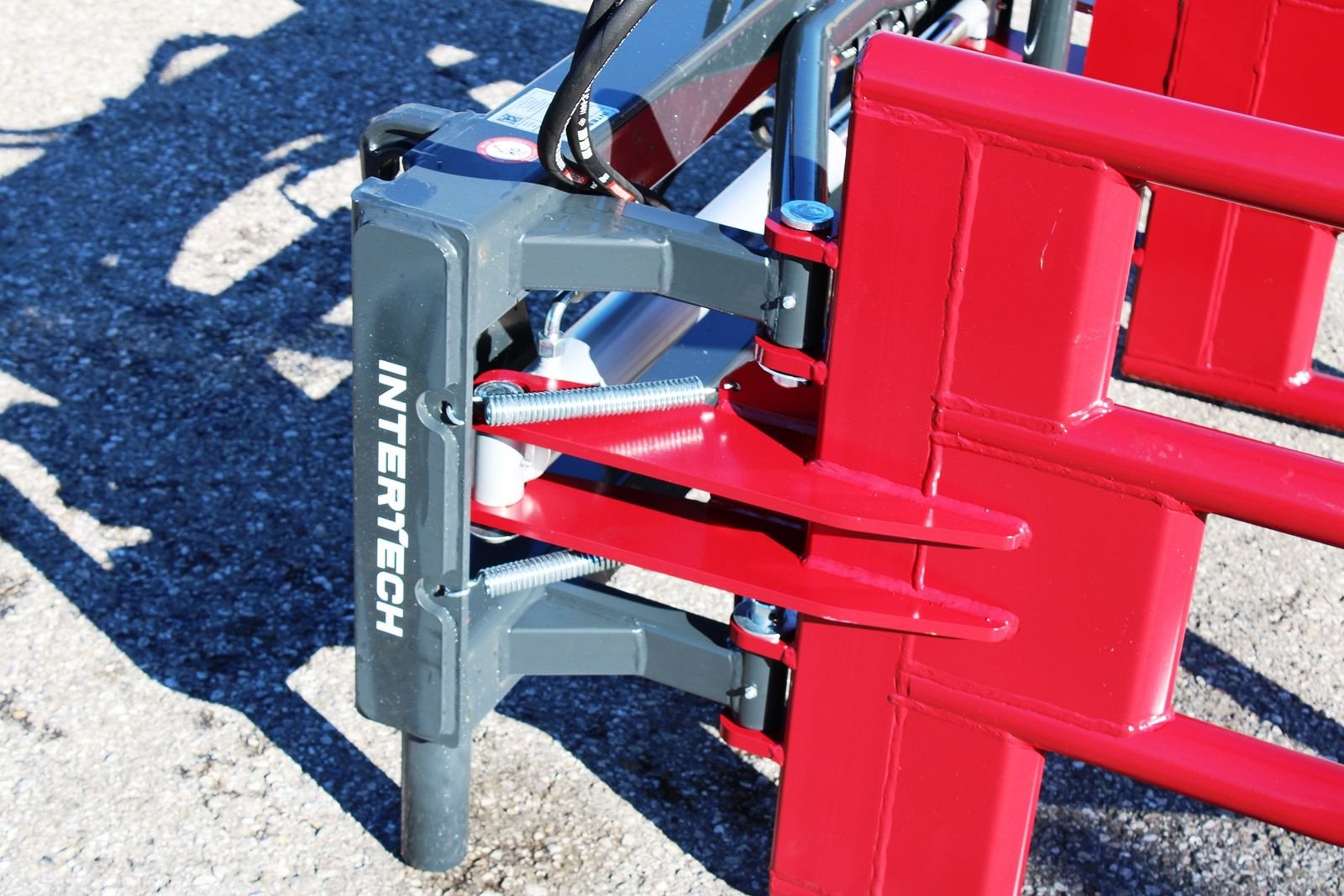 Frontladerzubehör of the type InterTech Ballengreifer, Ballenzange Maxi HD, Neumaschine in Neukirchen am Walde  (Picture 4)