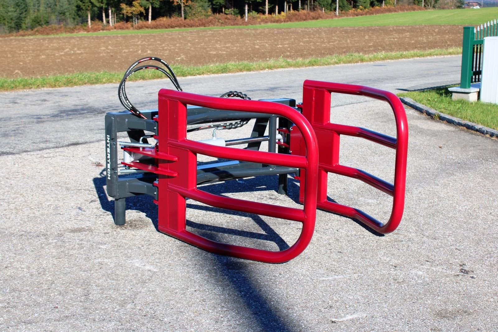 Frontladerzubehör of the type InterTech Ballengreifer, Ballenzange Maxi HD, Neumaschine in Neukirchen am Walde  (Picture 1)