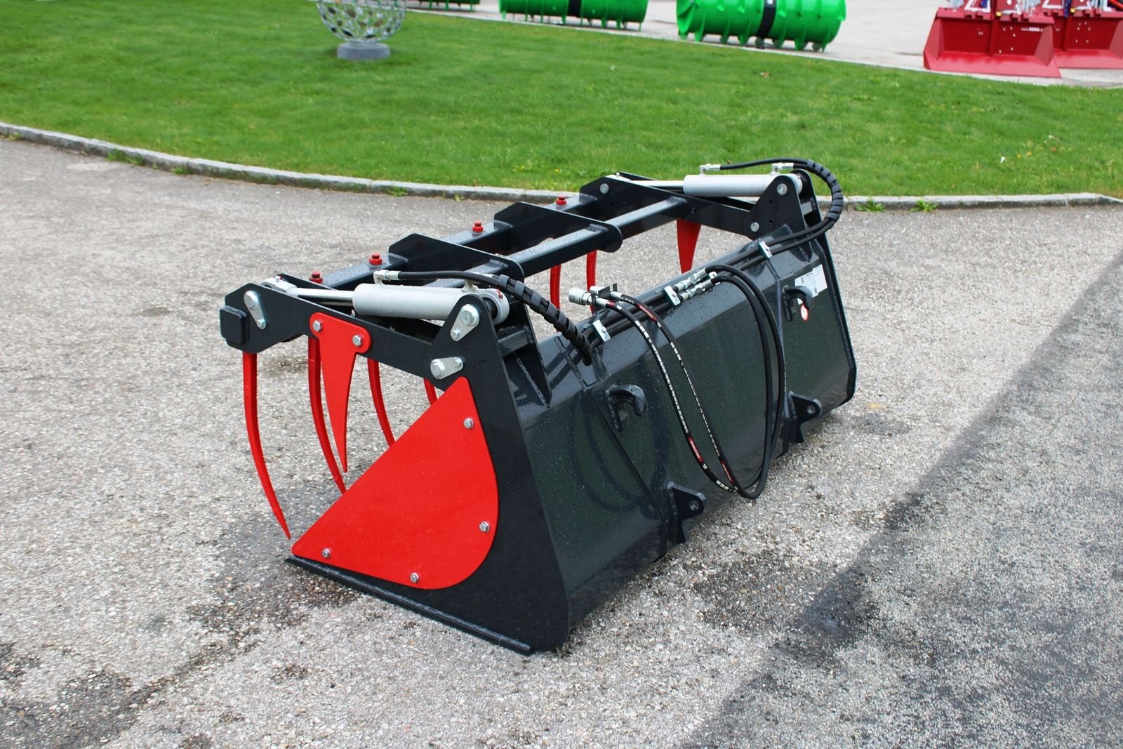 Frontladerzubehör of the type InterTech Krokoschaufel, Greifschaufel 1800, Neumaschine in Neukirchen am Walde  (Picture 4)