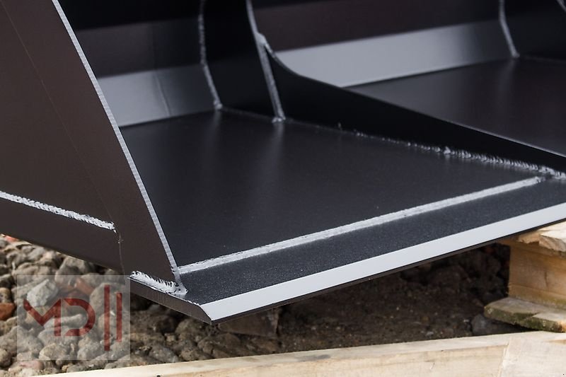 Frontladerzubehör of the type MD Landmaschinen AT UNIVERSALSCHAUFEL model I / 1,2 m -2,5 m, Neumaschine in Zeven (Picture 3)