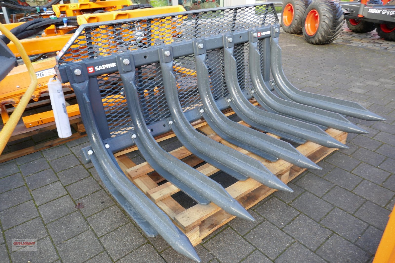 Frontladerzubehör des Typs Saphir Reisiggabel RG 20, Neumaschine in Dorfen (Bild 2)