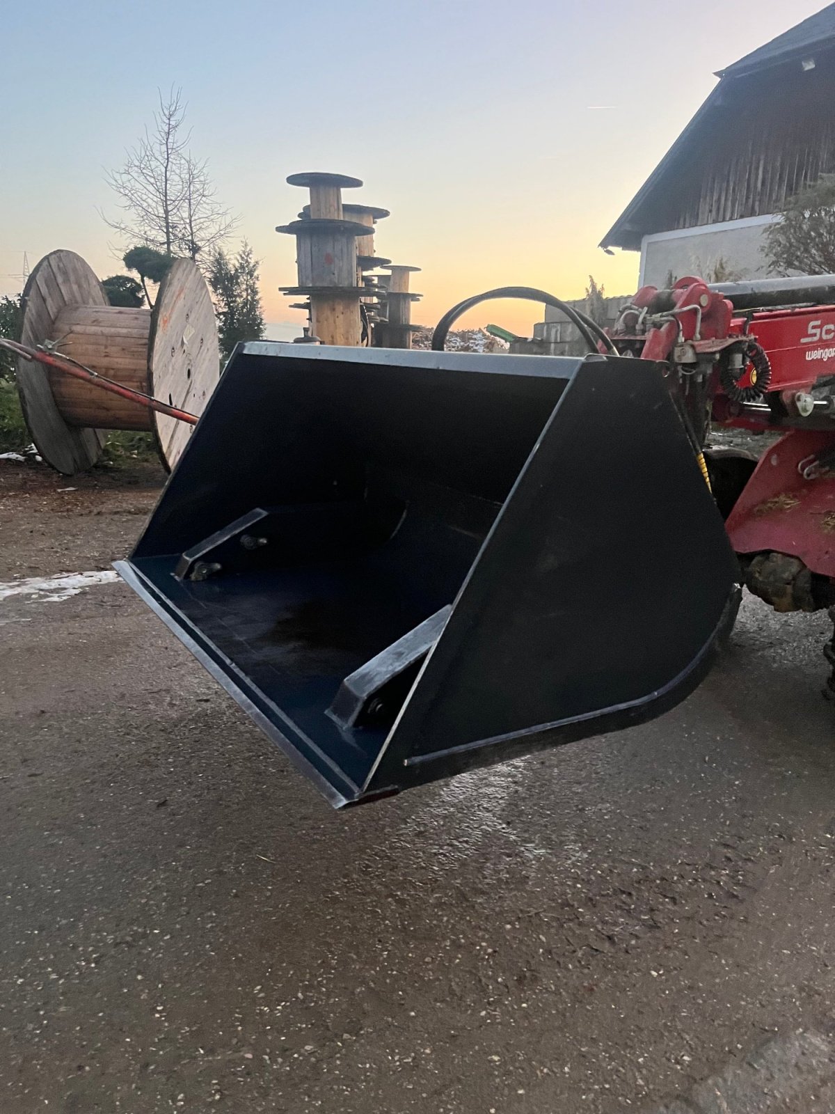 Frontladerzubehör des Typs Sonstige Hochkippschaufel 184cm, Gebrauchtmaschine in sattledt (Bild 1)