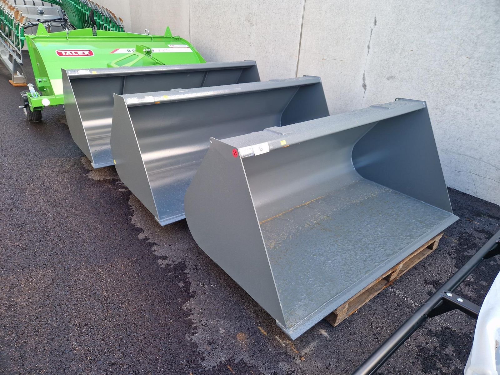 Frontladerzubehör des Typs Stekro Universalschaufel gerundet 180cm, Neumaschine in Grünbach (Bild 2)